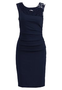 Robe bleu marine sans manches, longueur au genou, avec taille froncée et détails en dentelle sur le décolleté et l'épaule gauche supérieure.