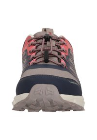 Trail løbesko i grå, marineblå og pink; syntetisk overdel, teksturerede snørebånd og slidstærk gummisål med trækmønstre.