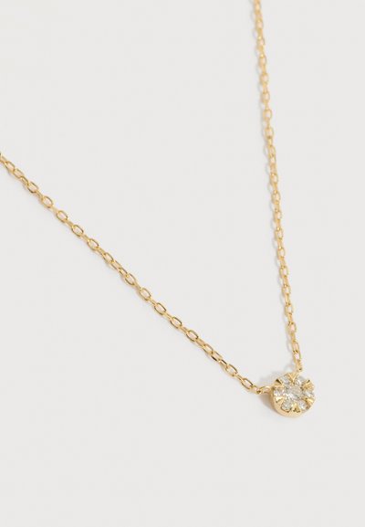 Λεπτή χρυσή αλυσίδα με μικρό στρογγυλό μενταγιόν που διαθέτει καθαρό πολύπλευρο πολύτιμο λίθο στερεωμένο σε χρυσά δαχτυλίδια.