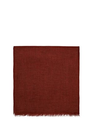 Kwadratowa brązowa tkanina lniana z lekko postrzępioną krawędzią na dole na białym tle.