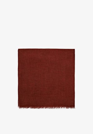 Firkantet brunt linstof med en let flossede kant nederst på en hvid baggrund.