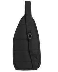 Črna oblazinjena torbica čez ramo z nastavljivim trakom in zapiranjem na plastično zaponko, prikazana na belem ozadju.