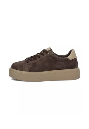 Niski brązowy zamszowy sneaker z ciemnobrązowymi sznurowadłami oraz beżową podeszwą i łatką na pięcie, widoczny z boku na białym tle.