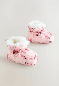 Bottillons roses avec un motif floral, doublure en fausse fourrure blanche douce, design rembourré et matériau froncé au niveau de la cheville pour plus de chaleur et de confort.