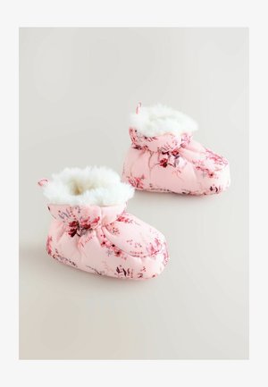 Rózsaszín csizmák virágmintával, puha fehér műszőrme bélés, párnázott kialakítás, és ráncolt anyag a bokánál a melegség és kényelem érdekében.