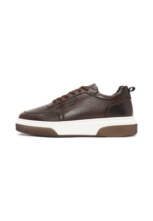 Zapatilla de piel marrón con un acabado texturizado, puntera redonda, cordones marrones, una entresuela blanca y una suela de goma marrón. Cuenta con una cinta de agarre.
