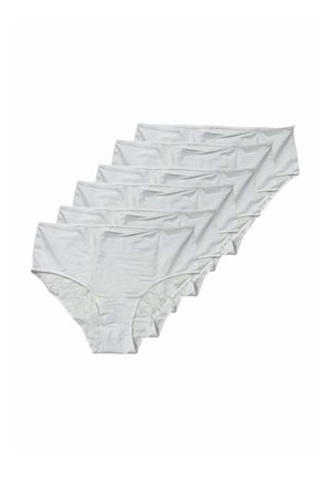 Cinque paia di biancheria intima femminile bianca semplice senza cuciture impilate diagonalmente su uno sfondo bianco.