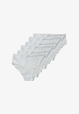 Cinque paia di biancheria intima femminile bianca semplice senza cuciture impilate diagonalmente su uno sfondo bianco.