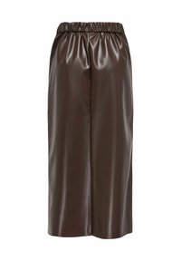 Jupe en simili cuir marron avec une taille élastique, conçue dans une silhouette droite longueur genou avec une texture brillante.