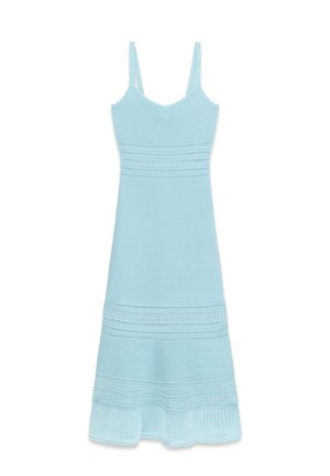 Abito midi azzurro chiaro senza maniche in maglia, con corpetto aderente e decorazioni orizzontali a pizzo lungo la vita e l'orlo.