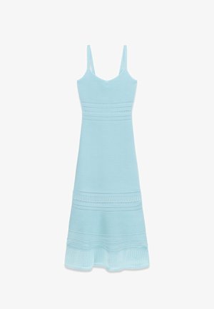 Abito midi azzurro chiaro senza maniche in maglia, con corpetto aderente e decorazioni orizzontali a pizzo lungo la vita e l'orlo.