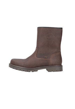 Bottine en cuir brun avec une surface texturée, bout rond et petit talon carré. Présente un détail avec logo et des surpiqûres contrastantes.