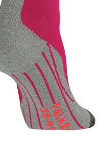 Chaussette de cheville grise et rose avec motifs texturés, mettant en avant des détails rouges. Le design remarquable comprend des formes épurées et une zone de orteil renforcée.