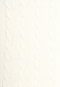 Maglione lavorato a trecce in bianco sporco, caratterizzato da una texture a coste e motivi a treccia in rilievo, che conferiscono profondità e interesse visivo.