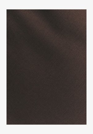 Tela marrón oscuro con una textura suave, que muestra un patrón de tejido consistente. El color es profundo y rico, con ligeras variaciones en la tonalidad.