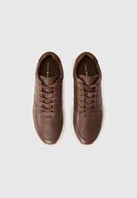 Tommy Hilfiger HYBRID - Zapatillas - legacy brown