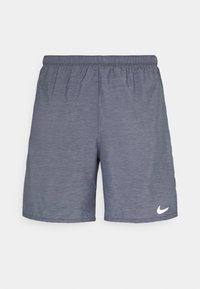 Herrshorts från Nike tillverkade av lätt, melerat grått tyg. Har en elastisk midja och en vit Nike-logga på nedre vänstra benet.