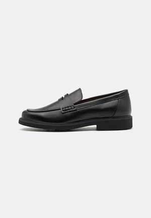 Črne sintetične loafers čevlje s poudarjenim šivanim sprednjim delom, blazinasto vložkom in ravnim gumijastim podplatom; eleganten dizajn z minimalnimi detajli.