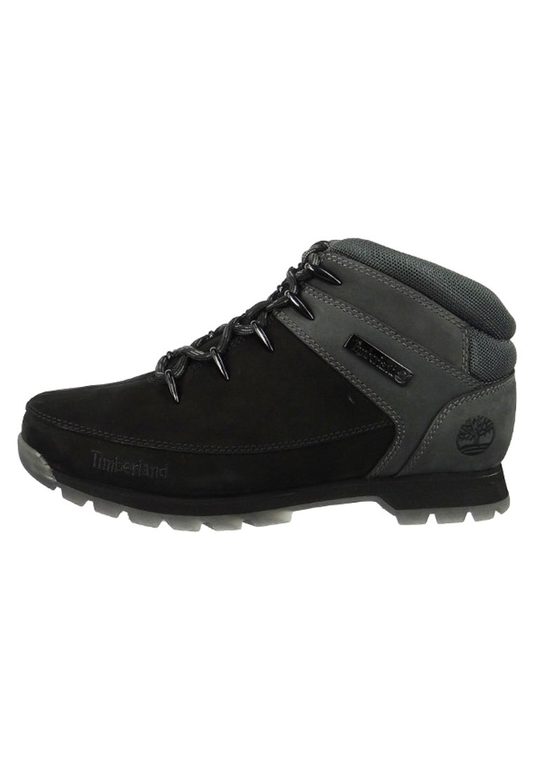 Botas de senderismo negras con acentos sintéticos grises, un collar acolchado y diseño con cordones. Parte superior texturizada con detalle del logotipo en el lateral.