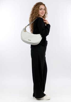 Borsa hobo in pelle bianca con una forma curvata e hardware color oro. Presenta una tracolla e un dettaglio del logo discreto. Texture liscia.