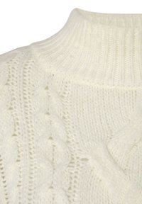 Weißer Kabelstrick-Turtleneck-Pullover mit strukturierten Mustern, geripptem Kragen und einem weichen, groben Strickdesign.