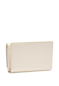 Portafoglio in pelle beige con una texture liscia, forma rettangolare e design piegato. Presenta cuciture visibili lungo i bordi.