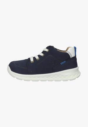 Marineblauer Sneaker mit weißer Sohle, Baumwollschnürsenkeln, Mesh-Akzenten und einer kontrastierenden blauen Fersenlasche. Verfügt über perforierte Seitendetails für Atmungsaktivität.