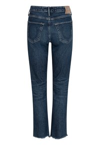 Jean en denim bleu foncé avec un ourlet effiloché, comportant deux poches arrière, une étiquette en cuir au niveau de la taille et un design ajusté.