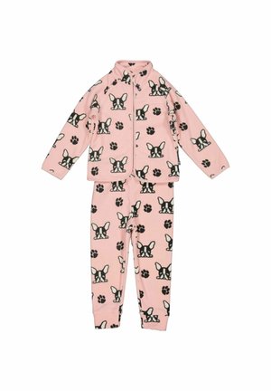 Lyserøde fleece-pyjamas med mønster af sort-hvide hundeansigter og poteaftryk, med en lynlåslukket langærmet top og matchende bukser.