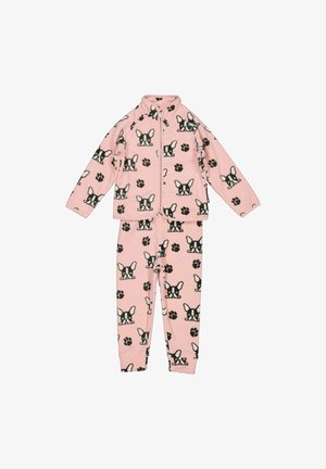 Lyserøde fleece-pyjamas med mønster af sort-hvide hundeansigter og poteaftryk, med en lynlåslukket langærmet top og matchende bukser.