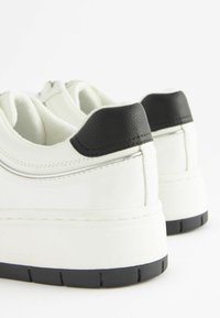Next FOREVER COMFORT CHUNKY- REGULAR - Matalavartiset tennarit - white black