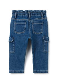 Pantalones cargo de mezclilla en azul oscuro, con una cintura elástica, dos bolsillos traseros y dos bolsillos laterales. Textura suave con costuras visibles.
