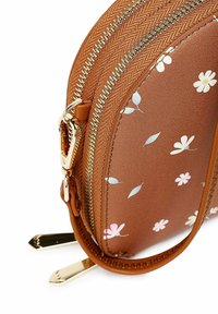 VUCH CAIRA MAEDOW - Taška s příčným popruhem - brown