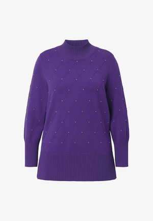 Fioletowy sweter z długim rękawem, dziany, z kołnierzem typu mock neck, wzorem w romby, akcentami w postaci perełkowatych koralików oraz ściągaczami przy mankietach i u dołu.