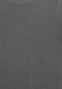 Temno siva bombažna majica z gladko, mehko teksturo. Ima klasičen okrogel ovratnik in kratke rokave, brez vidnih vzorcev ali okraskov.