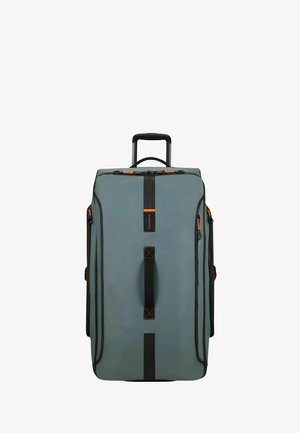 Großer grauer Koffer mit Rollen, schwarzen und orangefarbenen Griffen, Reißverschlüssen und einem am oberen Ende ausgezogenen Teleskopgriff.