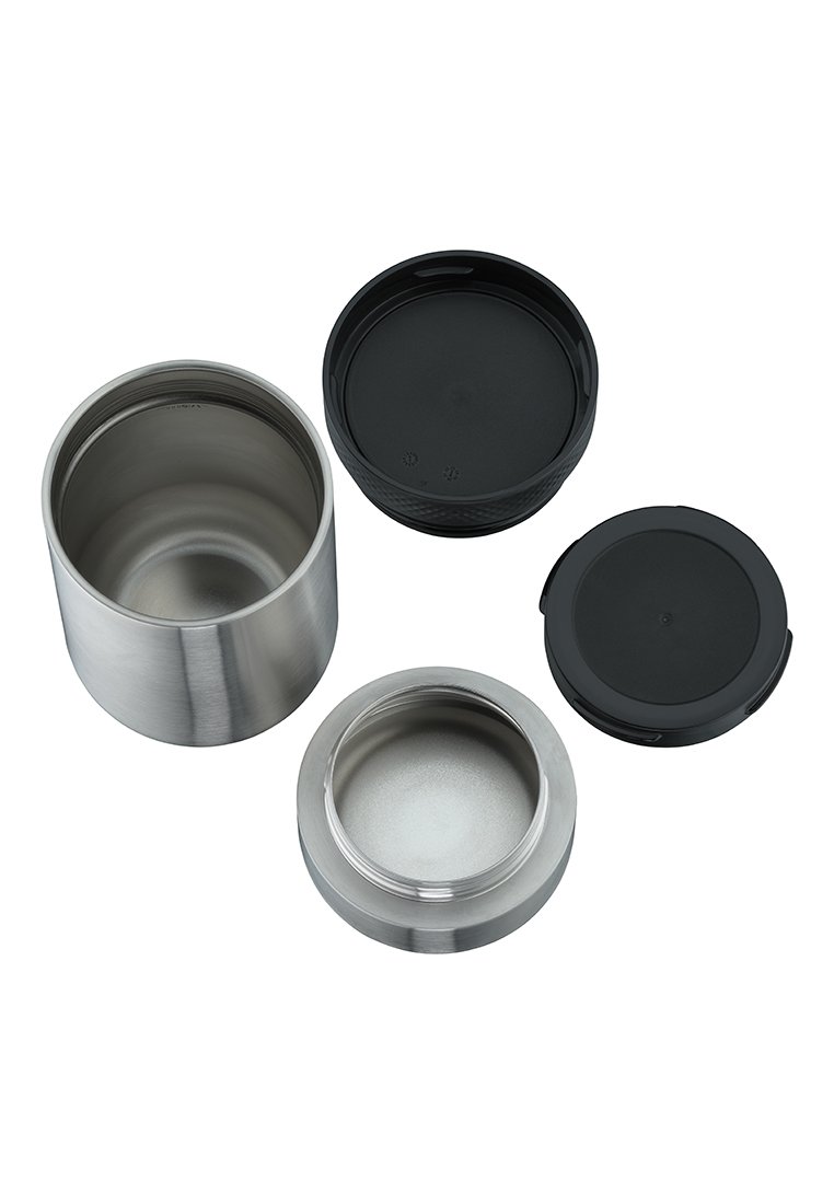 Stalowa nierdzewna pojemnik na jedzenie z wypolerowanym wykończeniem, dwoma czarnymi pokrywkami, z których jedna ma teksturowany brzeg, oraz szerokim otworem dla łatwego dostępu.