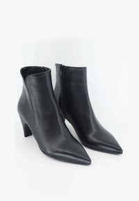 Stivaletti in pelle nera con punta appuntita, tacco di media altezza e cerniera laterale. Design elegante con texture liscia e silhouette moderna.