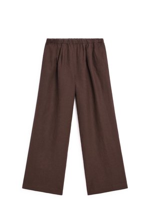 Pantalons en lin marron à jambes larges avec une ceinture élastique et des plis verticaux. Le tissu a une texture lisse et un design simple.