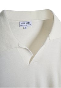 Bijela mješavina kašmira i vune, pulover s V-izrezom i rebrastom teksturom. Ima redovit fit i oznaku s natpisom "Antony Morato", veličina M.