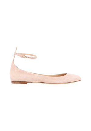 Chaussure plate en daim rose clair avec une fine bride à la cheville et une petite boucle, bout arrondi et petit talon en bois.
