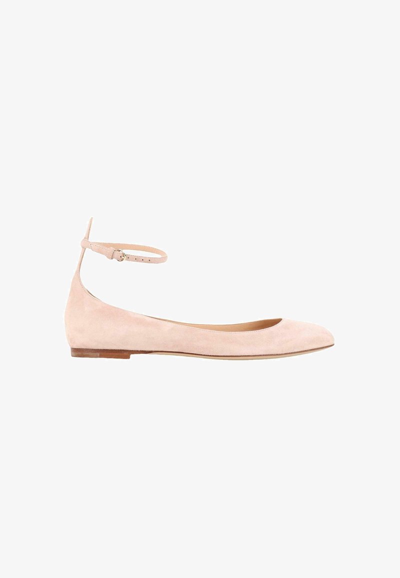 Chaussure plate en daim rose clair avec une fine bride à la cheville et une petite boucle, bout arrondi et petit talon en bois.