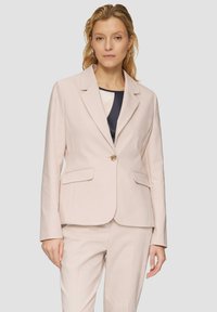 Lichtroze blazer met een geknipt kraag, één voorste knoop en twee zijzakken. Gemaakt van gladde stof met een getailleerde pasvorm.