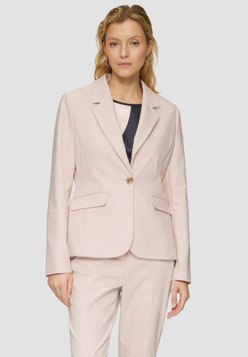 Blazer rose clair avec un col cranté, un bouton frontal unique et deux poches latérales. Fabriqué en tissu lisse avec une coupe ajustée.
