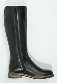 Botte noire en cuir, arrivant jusqu'au genou, avec une fermeture éclair sur le côté, bout rond et un talon en bois empilé. Texture lisse avec des détails de couture minimale.