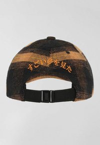 Un berretto a scacchi nero e arancione con la visiera curva, caratterizzato da testo giapponese ricamato in arancione sul retro e una cintura nera regolabile.