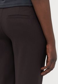 Gina Tricot Tall RELAXED TROUSERS - Stoffhose - brown