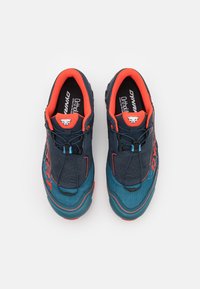 Chaussures de trail en bleu et orange avec une tige en mesh, un design sans lacets, un col rembourré et une semelle extérieure en caoutchouc texturé pour une adhérence optimale.
