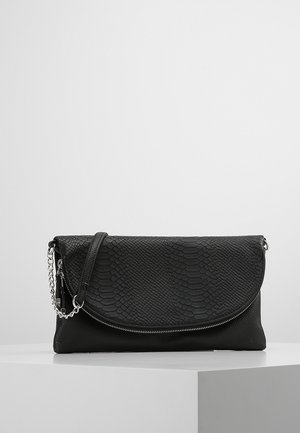 Borsa a mano nera con un motivo a pelle di serpente testurizzato. Presenta una chiusura zip, una tracolla a catena removibile e una base in pelle liscia.