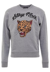 Felpa grigia con polsini e orlo a coste, caratterizzata da un grande volto di leopardo ricamato e dalla scritta "Stay Noir" in grassetto nero.